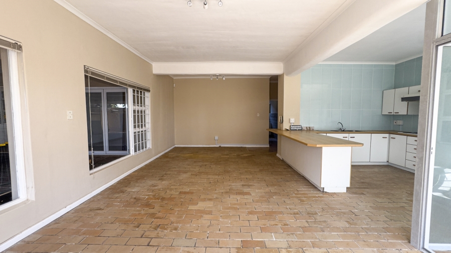 8 Bedroom Property for Sale in Middedorp Western Cape